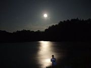 月影を映す水面