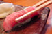 寿司は箸で食べる。