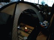 室内でテント生活。