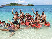 ギマラス島に輝く青い海を！