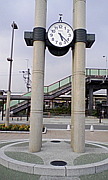 神保原駅南口の時計台クルー