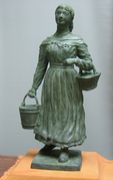 救援のために水を運ぶ婦人の像