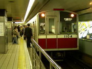 電車がカーブを通過します